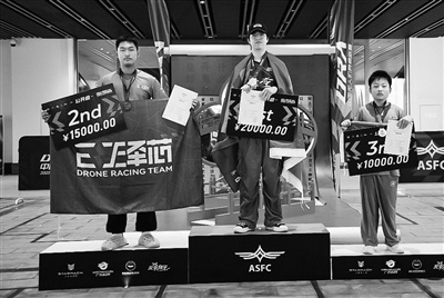 拉伯配资 用热爱解锁无人机竞速新高度