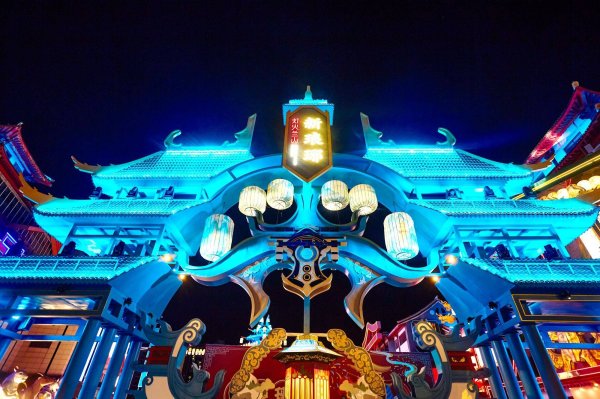 金鼎配资 临沂灯火兰山.新琅琊街区，吃喝玩乐啥都有，成为一处网红打卡地